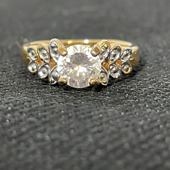 Beautiful ring with large white gem - Picture 1 of 7